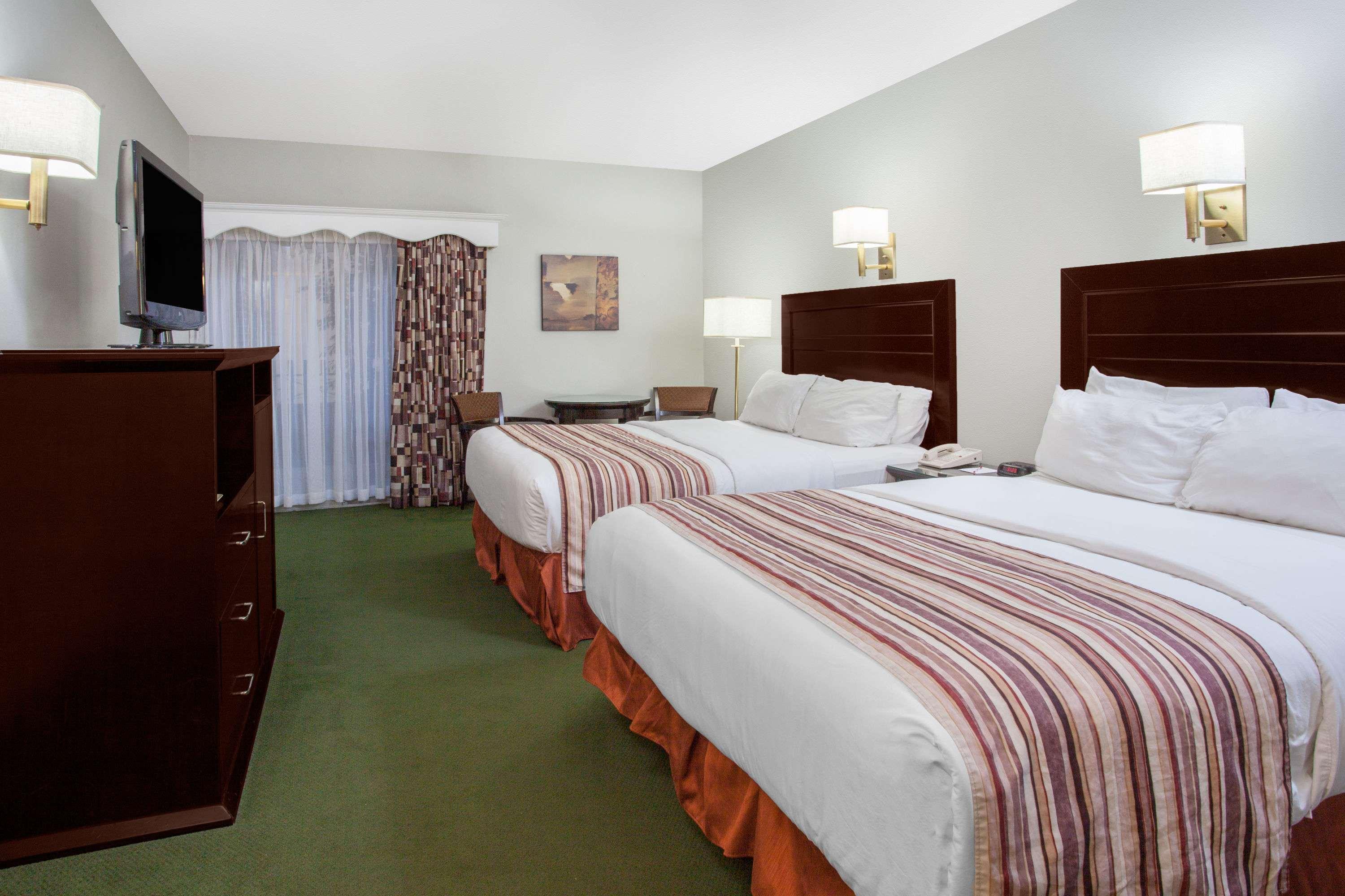 รามาดา บาย วินด์แฮม เฟรดเดอริคตัน Hotel เฟรดริกตัน ภายนอก รูปภาพ